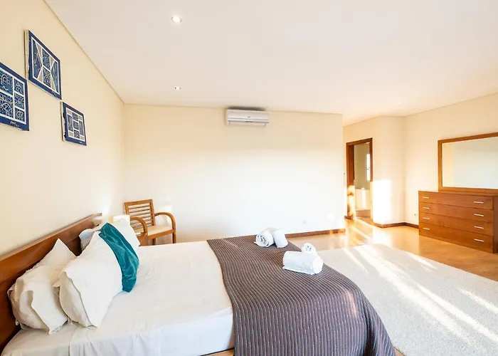 Villa Cordeiro - Heated Pool - Free Wi-fi - Air Con