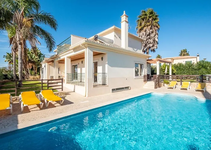 Villa Cordeiro - Heated Pool - Free Wi-fi - Air Con